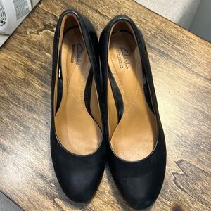 Clark’s Round Toe Black Pumps